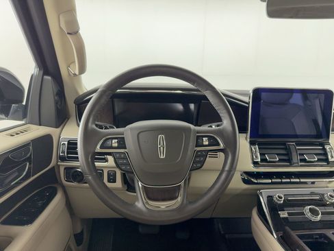 Used 2018 Lincoln Navigator Premiere image 4