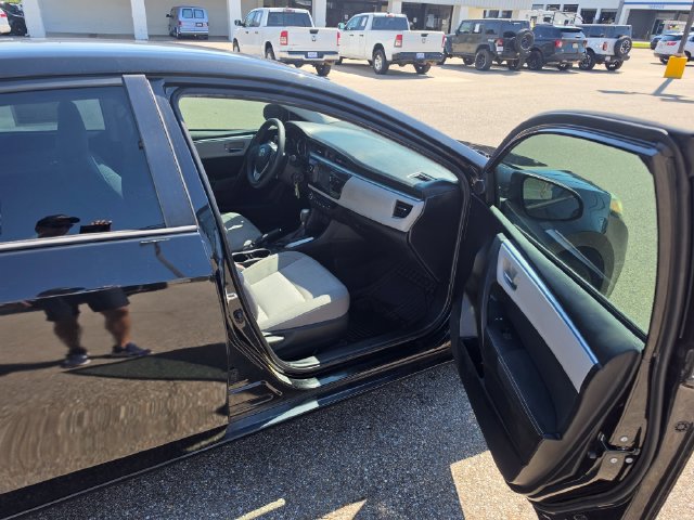 Used 2015 Toyota Corolla LE FWD image 13