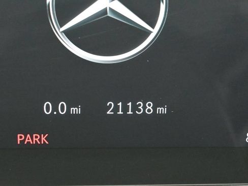 Used 2025 Mercedes-Benz GLC 300 4MATIC image 20