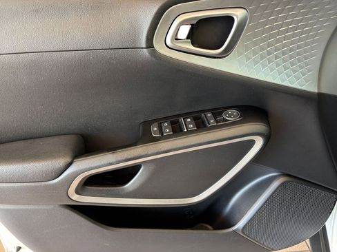 Used 2025 Kia Soul LX w/ LX Technology Package FWD image 18