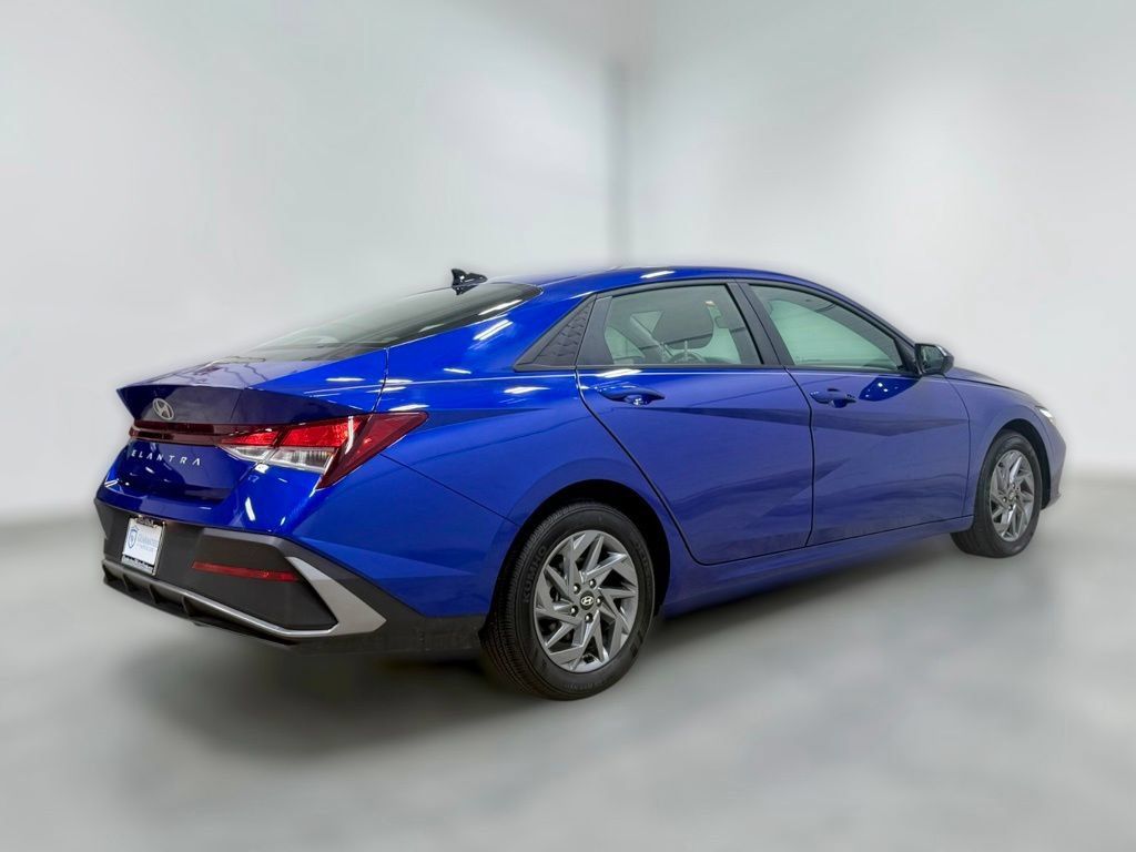 Used 2024 Hyundai Elantra SEL FWD image 11