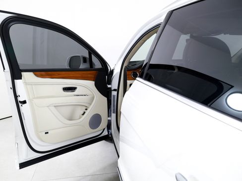 Used 2023 Bentley Bentayga Plug-In Hybrid image 10