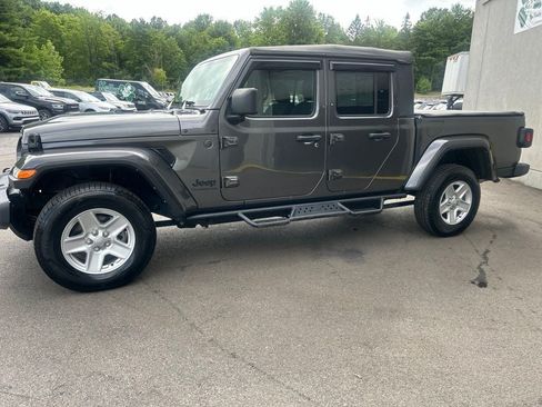Used 2022 Jeep Gladiator Sport AWD/4WD image 2