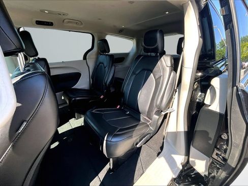 Used 2024 Chrysler Pacifica Touring-L FWD image 27