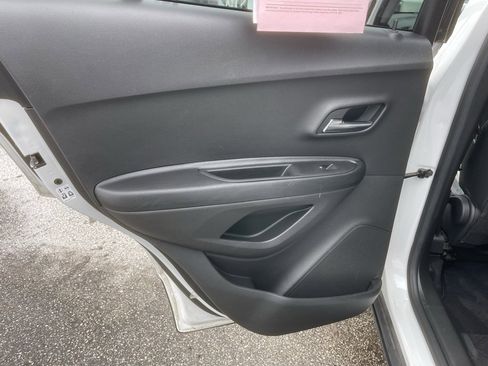 Used 2022 Chevrolet Trax LT w/ LT Convenience Package image 22