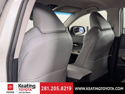 Used 2022 Toyota Venza XLE image 14