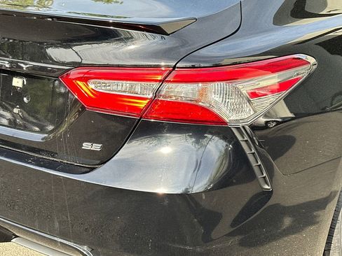 Used 2019 Toyota Camry SE FWD image 5