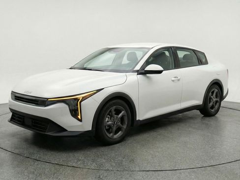 Used 2025 Kia K4 LXS image 3