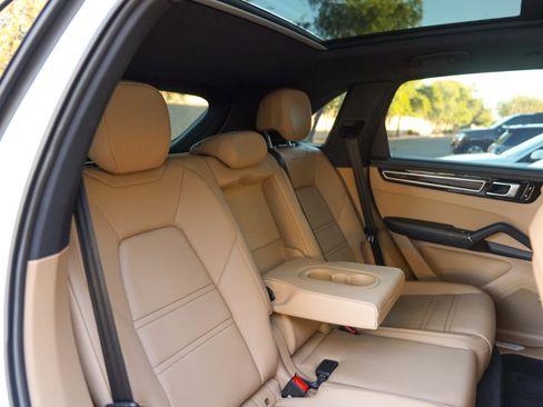Used 2019 Porsche Cayenne image 38