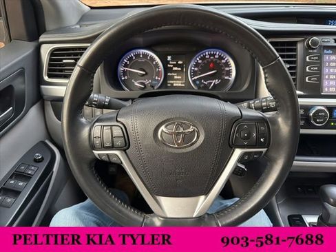 Used 2019 Toyota Highlander SE image 19