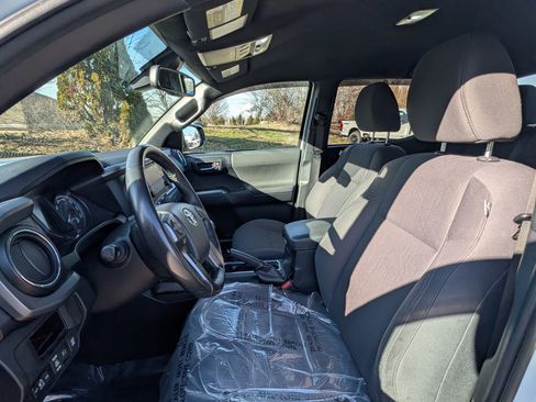 Used 2019 Toyota Tacoma TRD Off-Road image 11