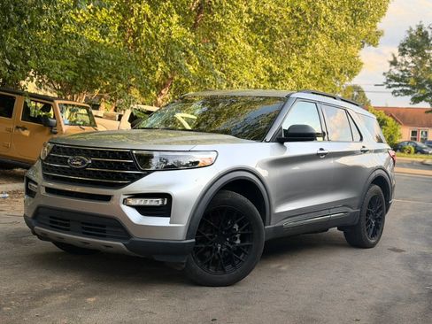 Used 2020 Ford Explorer XLT w/ Equipment Group 202A AWD/4WD image 2