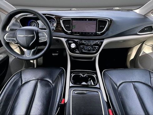 Used 2023 Chrysler Pacifica Limited FWD image 7