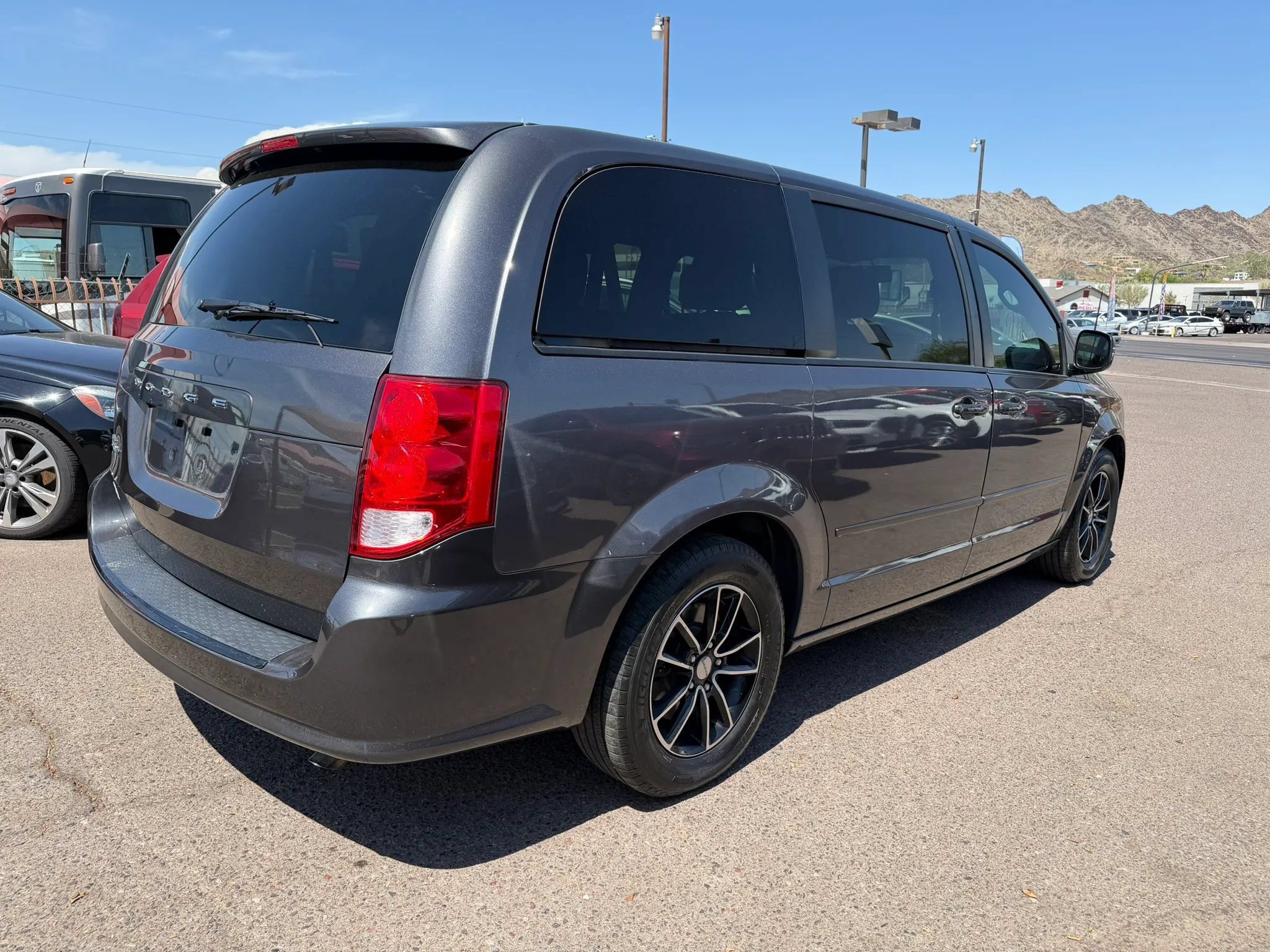 Used 2017 Dodge Grand Caravan SE FWD image 4