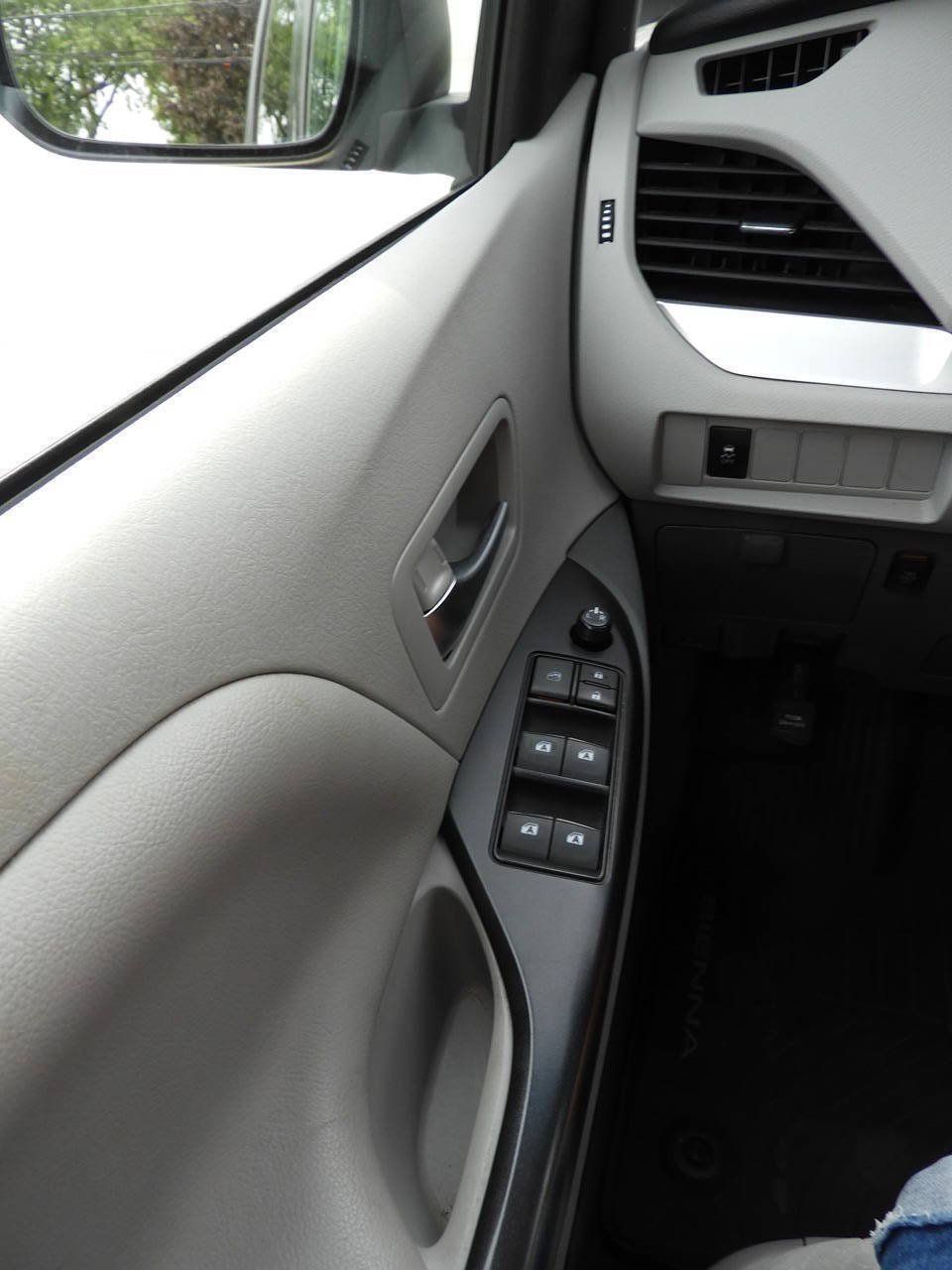Used 2017 Toyota Sienna LE FWD image 18