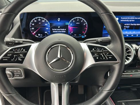 Used 2025 Mercedes-Benz GLA 250 4MATIC image 17