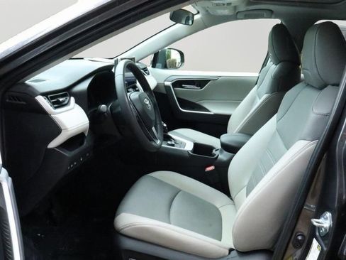 Used 2023 Toyota RAV4 XLE Premium image 11