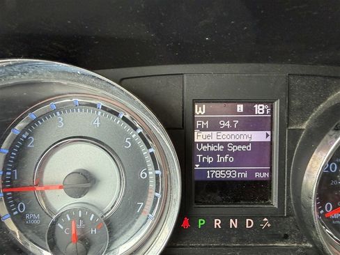 Used 2014 Chrysler Town & Country Touring-L image 11