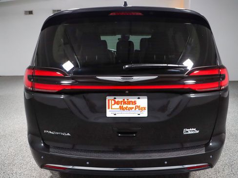 Used 2023 Chrysler Pacifica Touring-L image 8