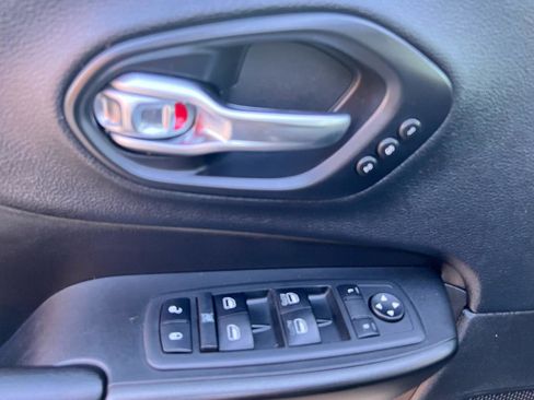 Used 2019 Jeep Cherokee Trailhawk AWD/4WD image 27