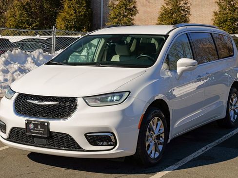 Used 2021 Chrysler Pacifica Touring-L AWD/4WD image 3