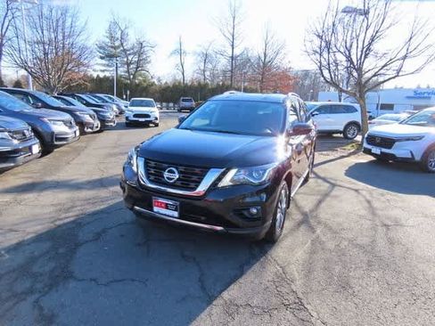 Used 2019 Nissan Pathfinder SV image 1