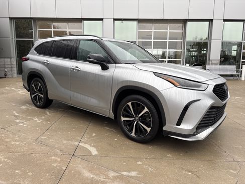 Used 2022 Toyota Highlander XSE AWD/4WD image 36