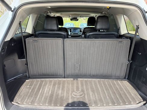 Used 2017 Toyota Highlander SE image 17