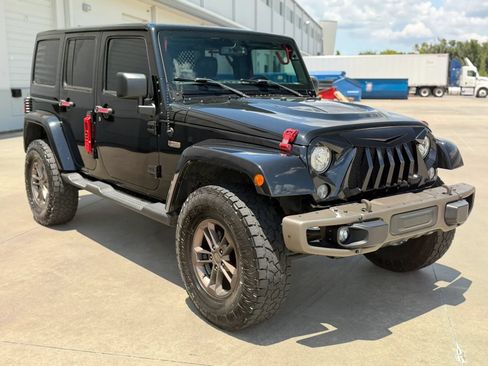 Used 2017 Jeep Wrangler Unlimited Sahara AWD/4WD image 4
