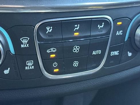 Used 2023 Chevrolet Traverse LT FWD image 25