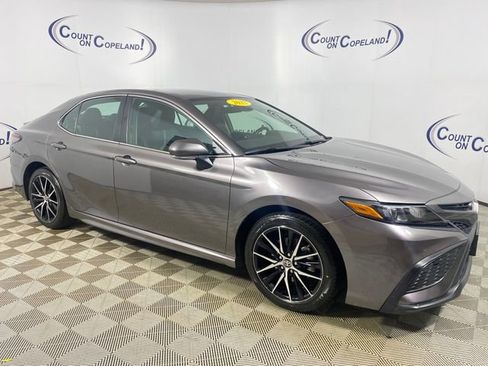 Used 2024 Toyota Camry SE FWD image 1