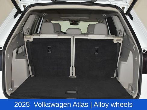 Used 2025 Volkswagen Atlas SE FWD image 32