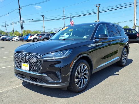 Used 2026 Lincoln Aviator AWD image 3