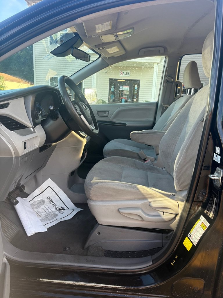 Used 2020 Toyota Sienna L FWD image 9