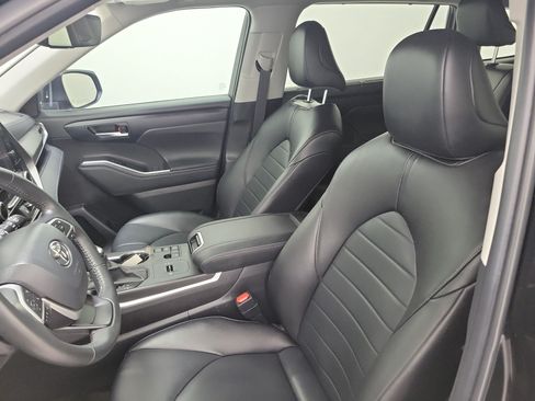Certified 2024 Toyota Highlander XLE FWD image 17