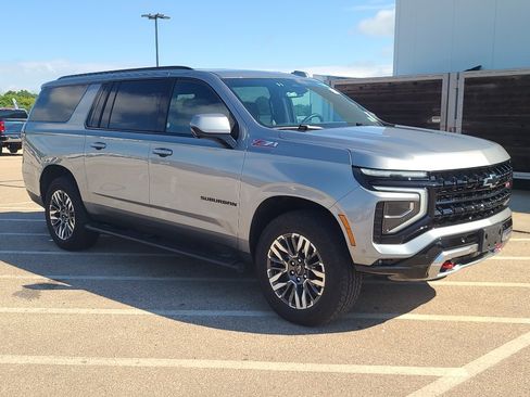 Used 2025 Chevrolet Suburban Z71 AWD/4WD image 8