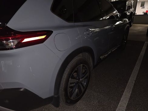 Used 2021 Nissan Rogue SL image 3