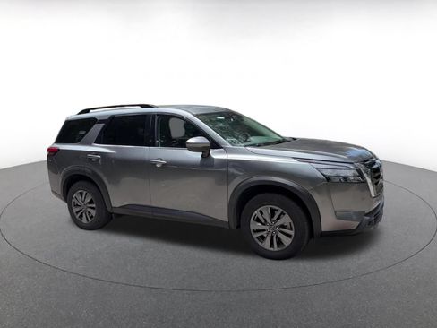 Used 2025 Nissan Pathfinder SV FWD image 2