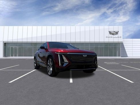 Certified 2025 Cadillac Lyriq Luxury w/ LPO, Floor Liner Package AWD/4WD image 8