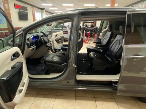 Used 2022 Chrysler Pacifica Touring-L image 14