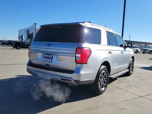 Certified 2024 Ford Expedition XLT image 3