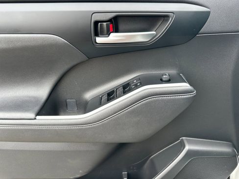 Used 2023 Toyota Highlander XLE image 11