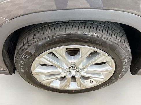 Used 2023 Toyota Highlander Limited image 32