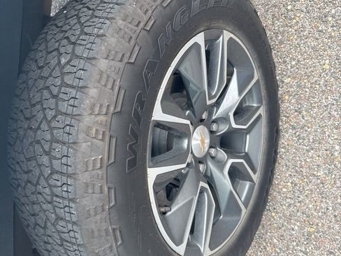 Used 2023 Chevrolet Silverado 1500 LT w/ Z71 Off-Road Package image 6