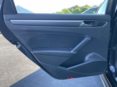 Used 2017 Volkswagen Passat 1.8T R-Line FWD image 11