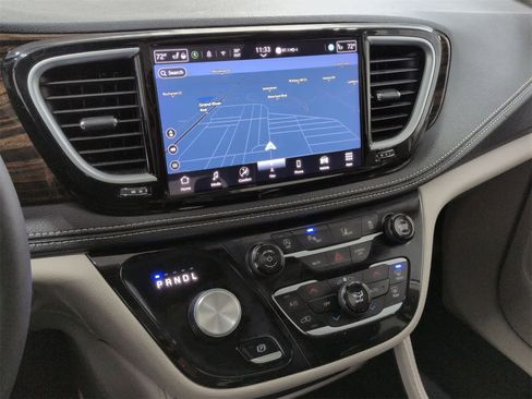 Used 2024 Chrysler Pacifica Limited image 30