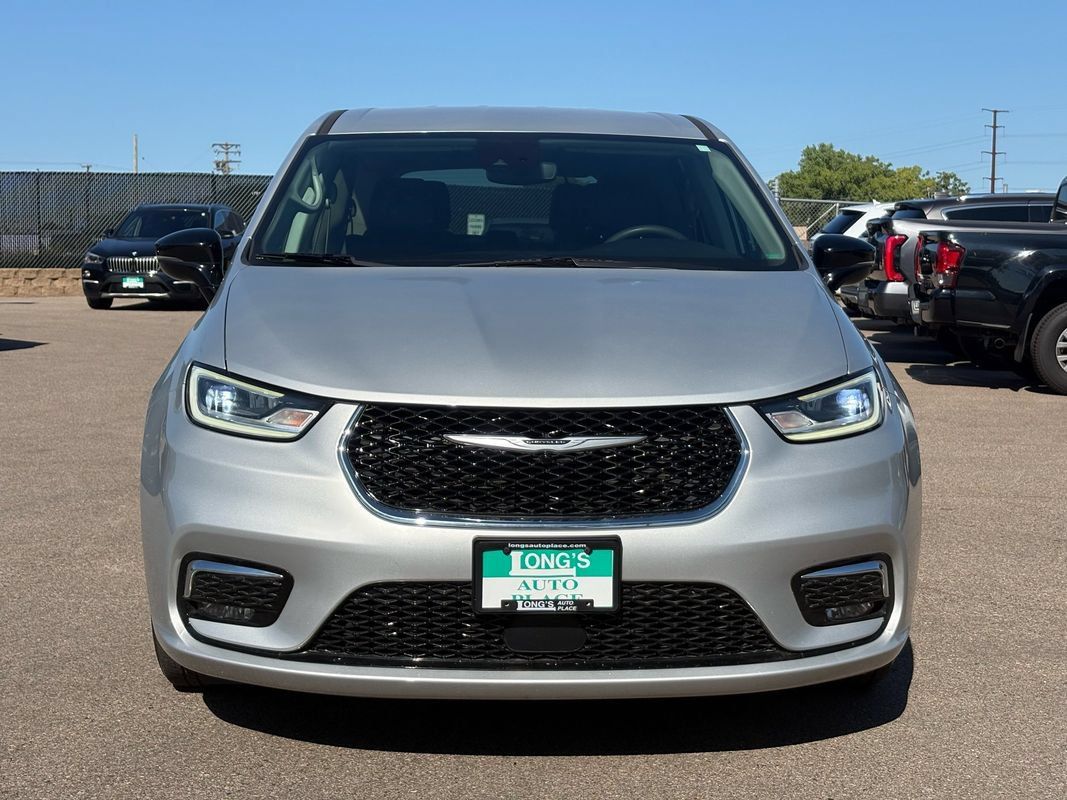 Used 2024 Chrysler Pacifica Touring-L FWD image 3