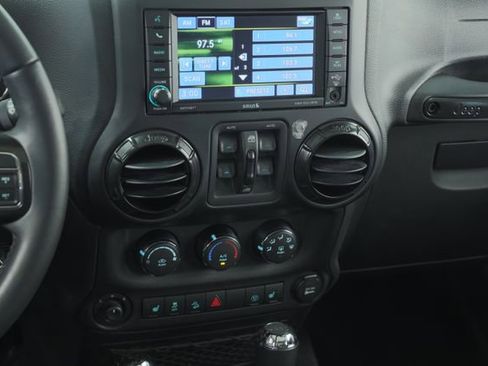 Used 2017 Jeep Wrangler Unlimited Sahara image 14