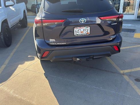 Used 2021 Toyota Highlander LE image 7