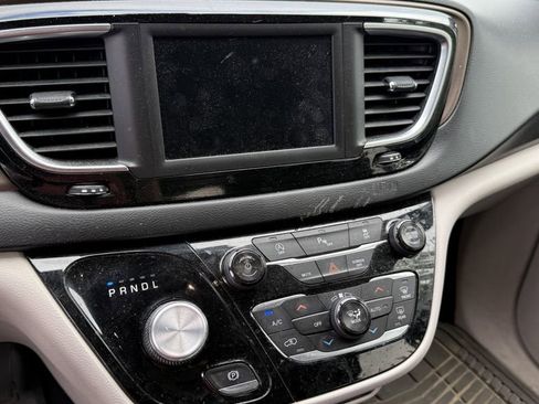 Used 2018 Chrysler Pacifica Touring-L FWD image 4
